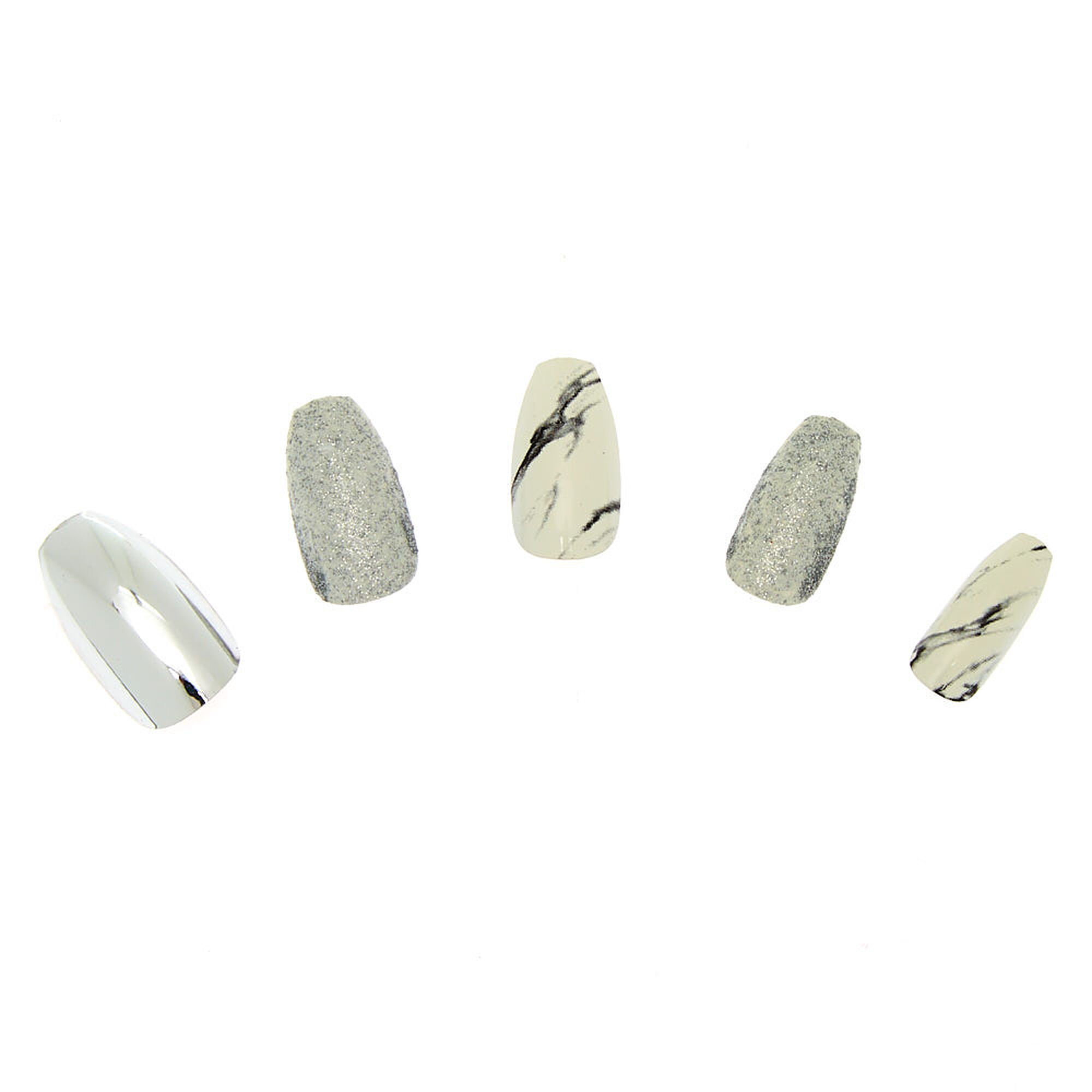 Faux ongles couleur argenté et effet marbré,