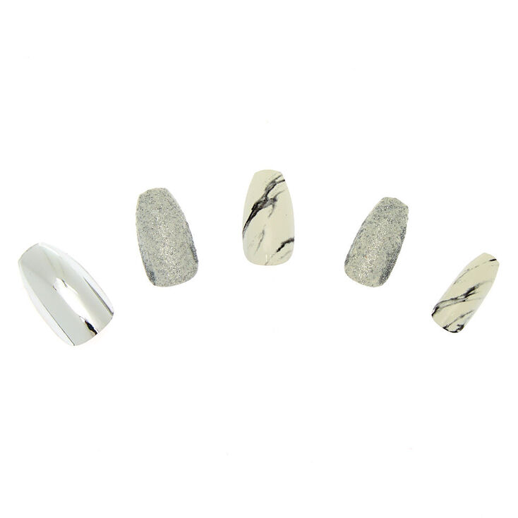 Faux ongles couleur argent&eacute; et effet marbr&eacute;,