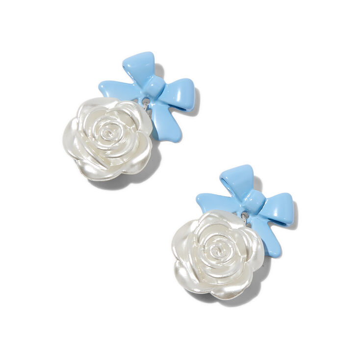 Pendantes rose sculpt&eacute;e blanche n&oelig;ud bleu,