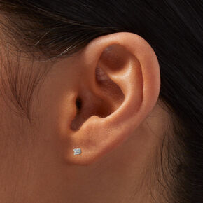 Clous d&rsquo;oreilles 3&nbsp;mm diamants de laboratoire panier rond poids total 1/10 carats couleur argent&eacute;e C&nbsp;LUXE by Claire&rsquo;s,