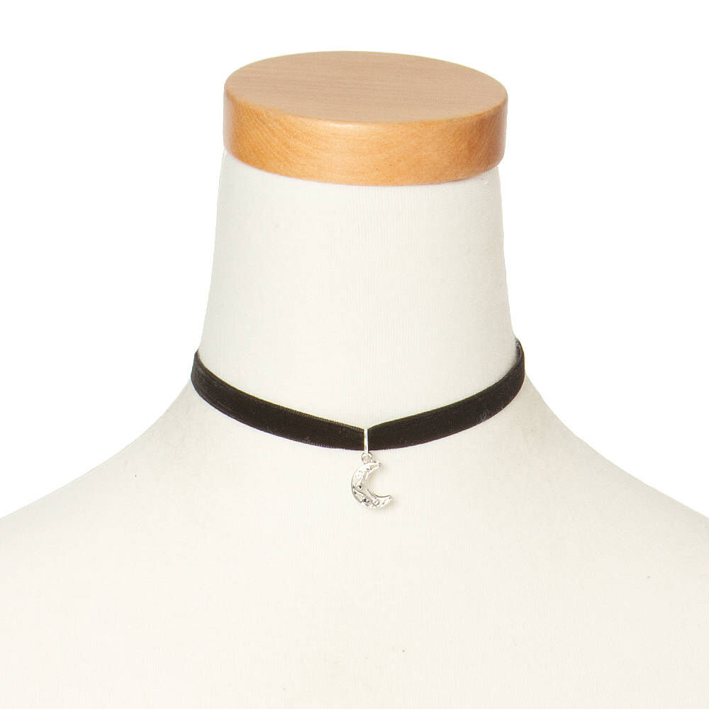 black velvet neck choker