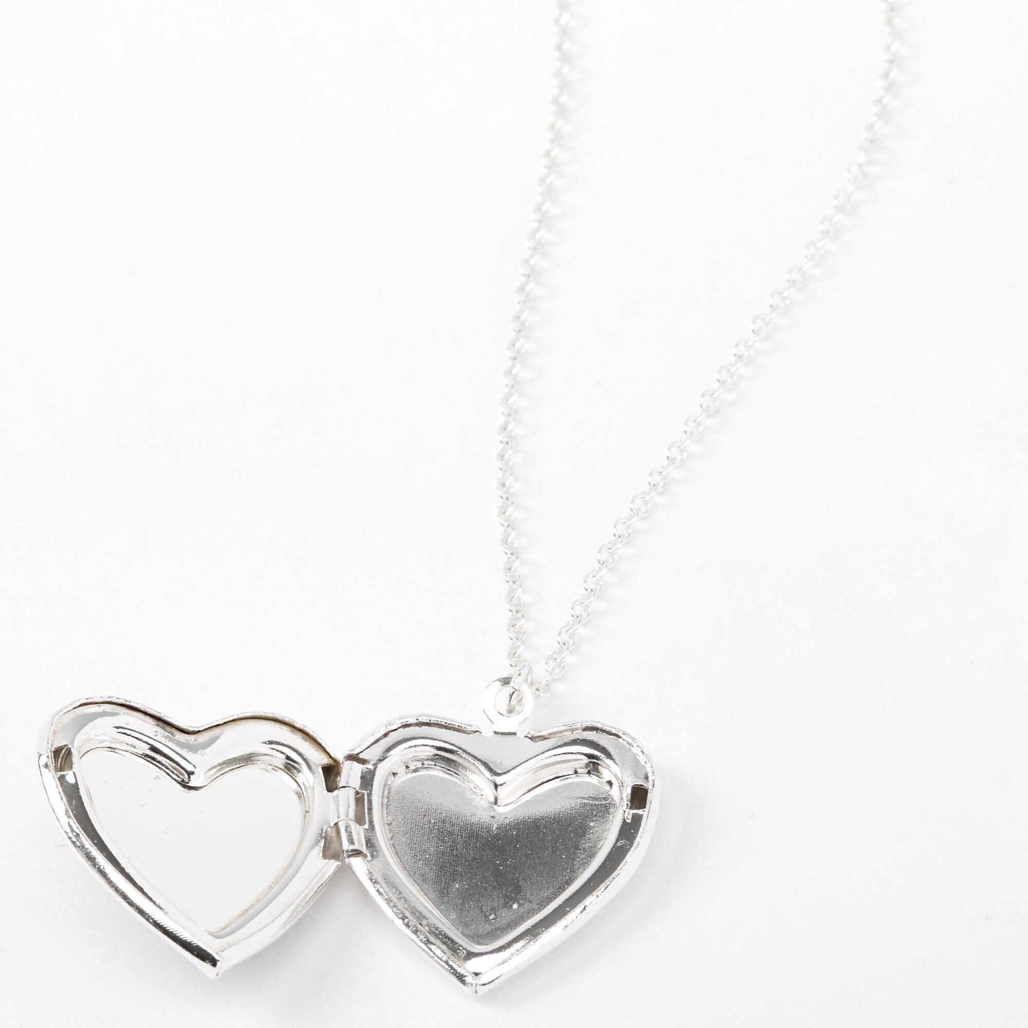 Collier à pendentif avec médaillon cœur et papillon arc-en-ciel couleur argentée,