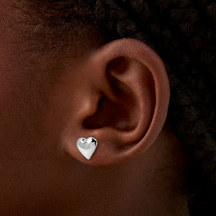 Clous d&#39;oreilles c&oelig;ur bomb&eacute; couleur argent&eacute;e,