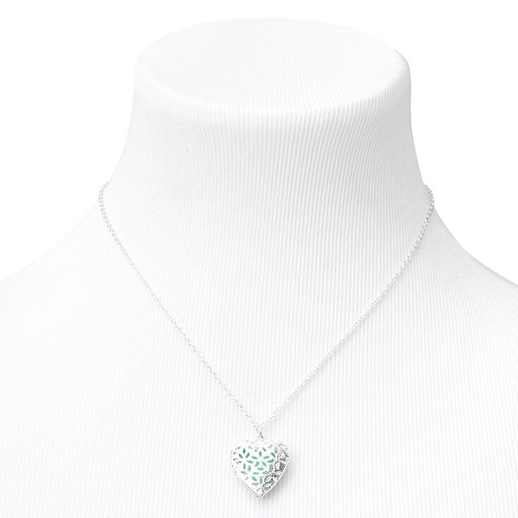 Collier &agrave; pendentif en m&eacute;daillon c&oelig;ur qui brille dans le noir,