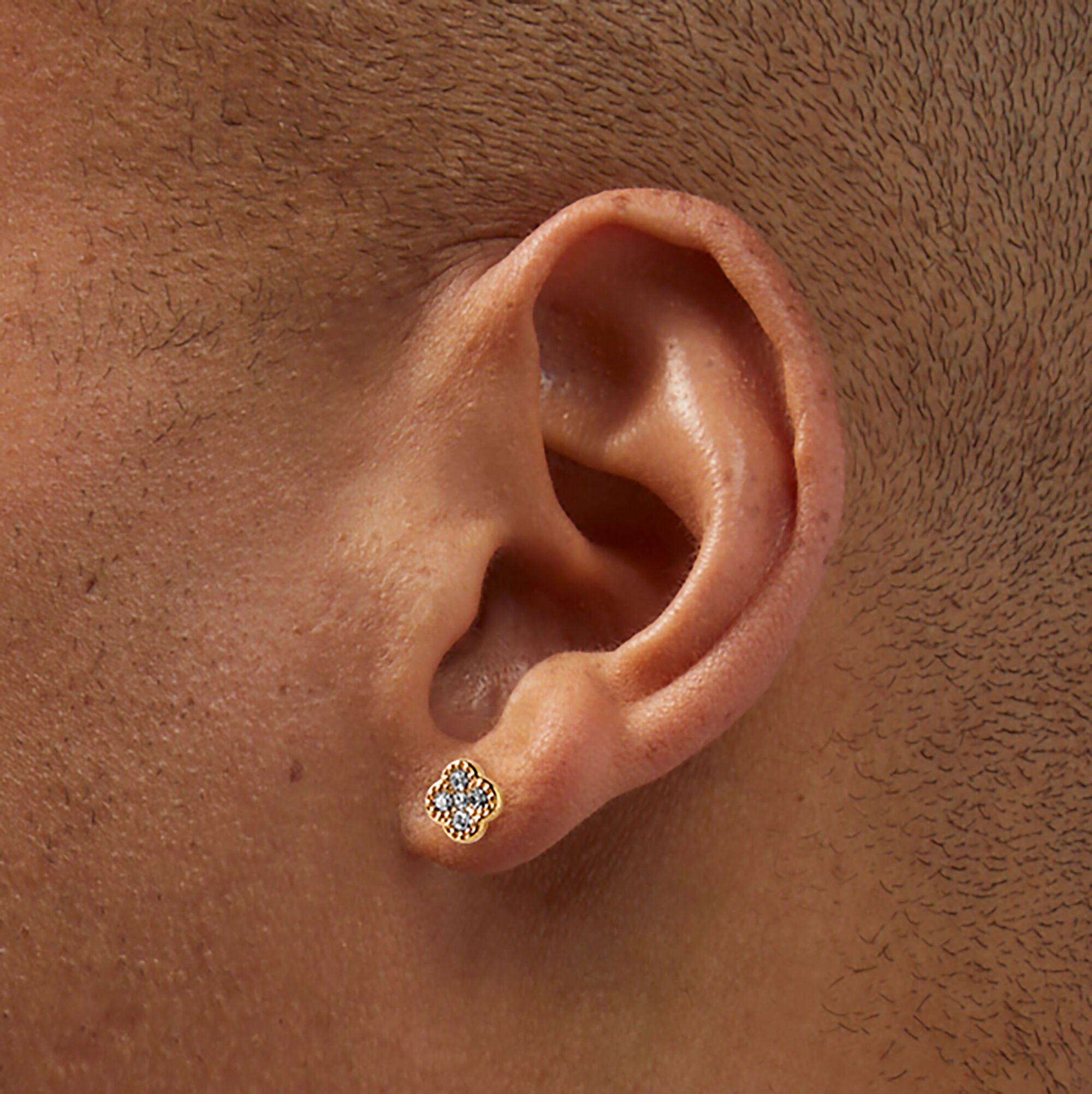 Clous d'oreilles trèfle en zircon cubique couleur dorée C LUXE by Claire's,