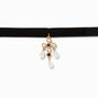 Ras-de-cou en imitation velours noir avec pendentif en perle d&#39;imitation couleur dor&eacute;e,