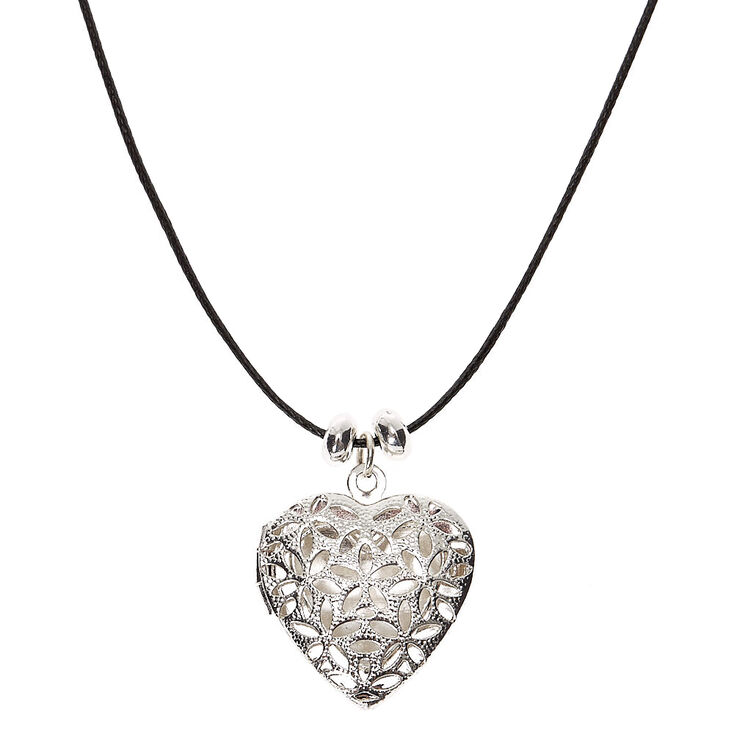 Claire's Collier à pendentif avec médaillon cœur en filigrane couleur argenté