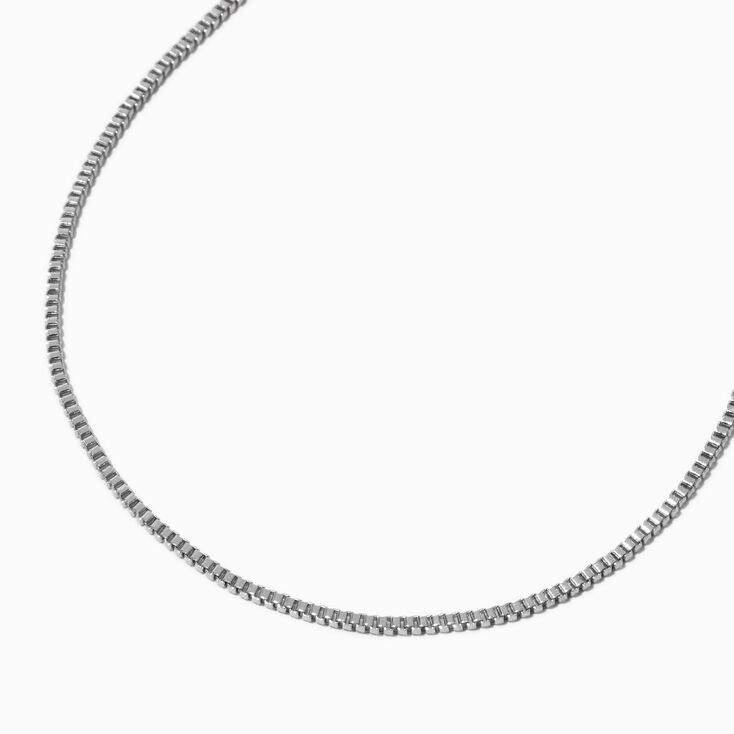 Collier de cha&icirc;ne &agrave; maillons carr&eacute;s couleur argent&eacute;e,