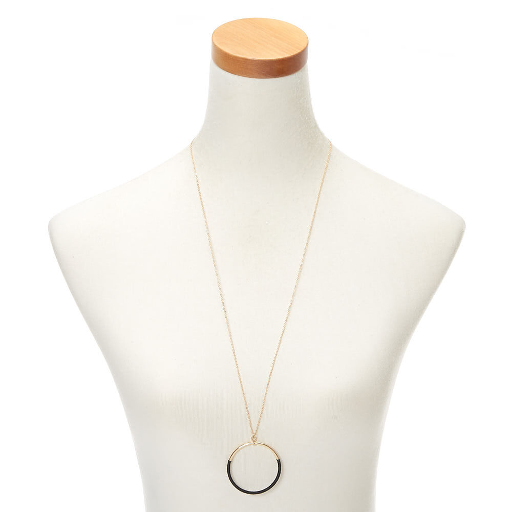 Long collier à pendentif anneau enveloppé couleur doré,