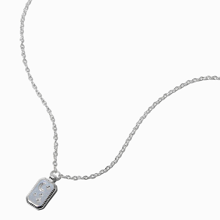 Collier avec mini pendentif carr&eacute; lune et &eacute;toiles grav&eacute;es couleur argent&eacute;e,