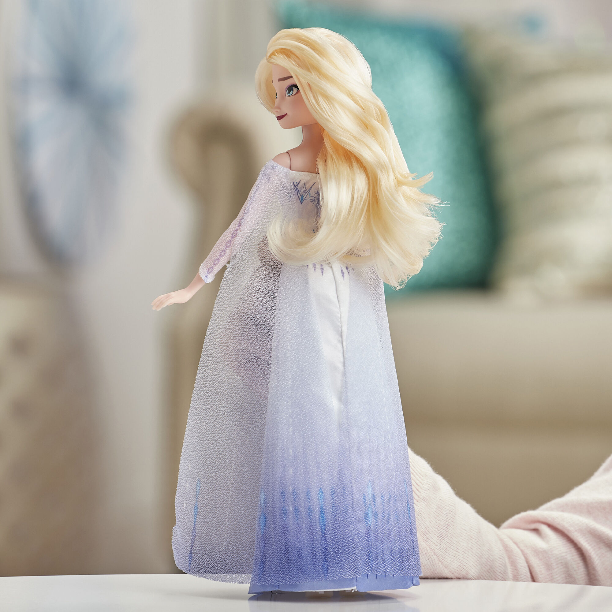 ©Disney Frozen 2 Musical Adventure Elsa Singing Doll – Blue,