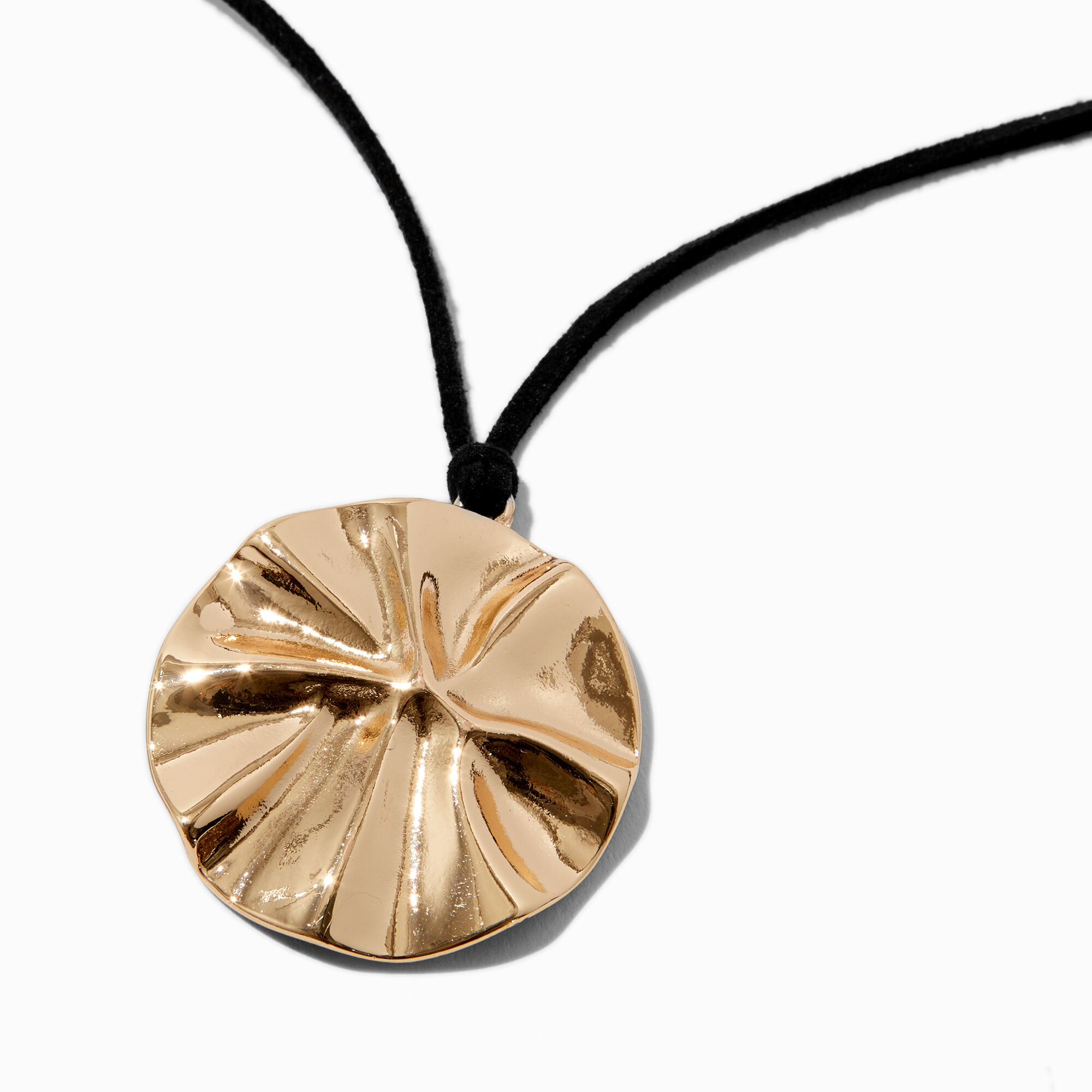 Collier long à pendentif en cordon noir disque texturé couleur dorée,