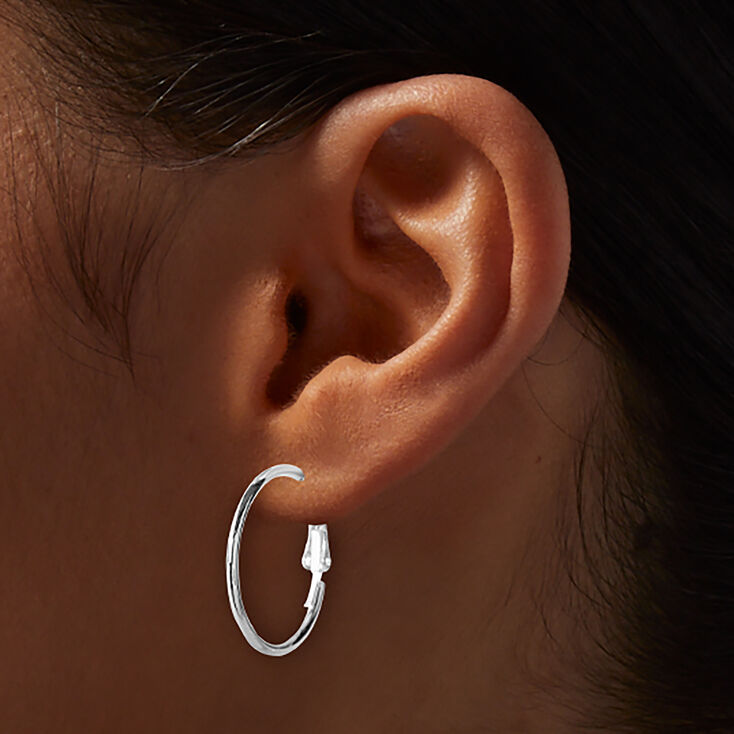 Boucles d&rsquo;oreilles empilables cr&eacute;oles et boules de tailles graduelles couleur argent&eacute;e - Lot de 6,
