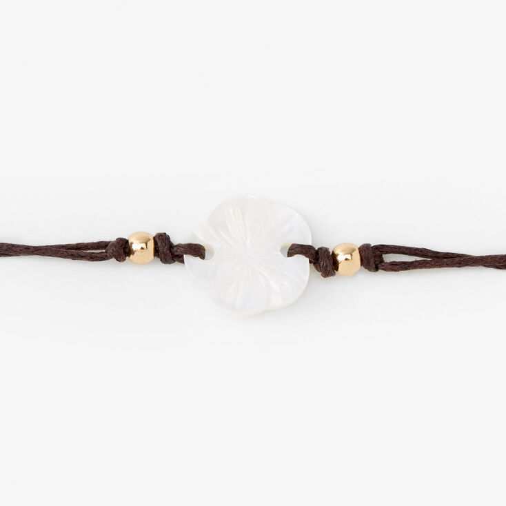 Bracelet de cheville en cordon marron &agrave; fleur blanche,