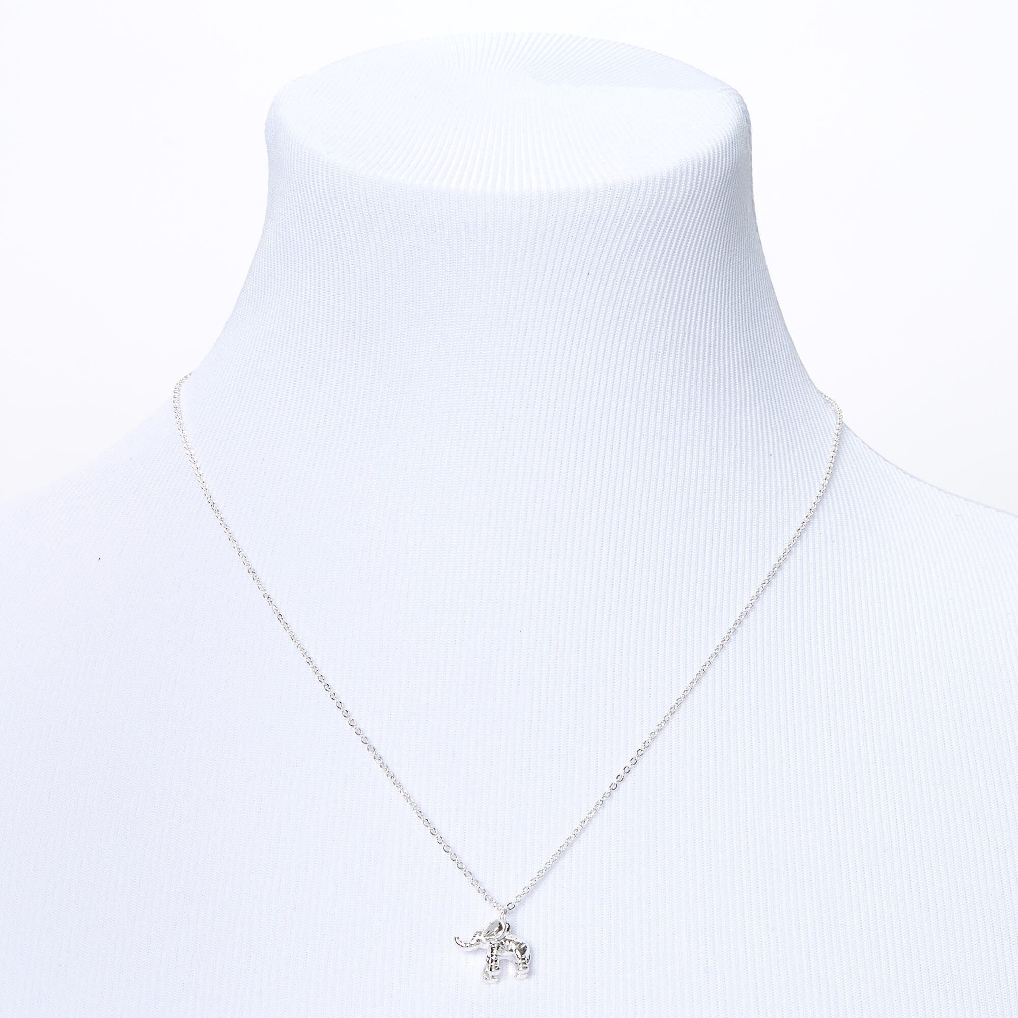 Collier à pendentif éléphant 3D couleur argentée,