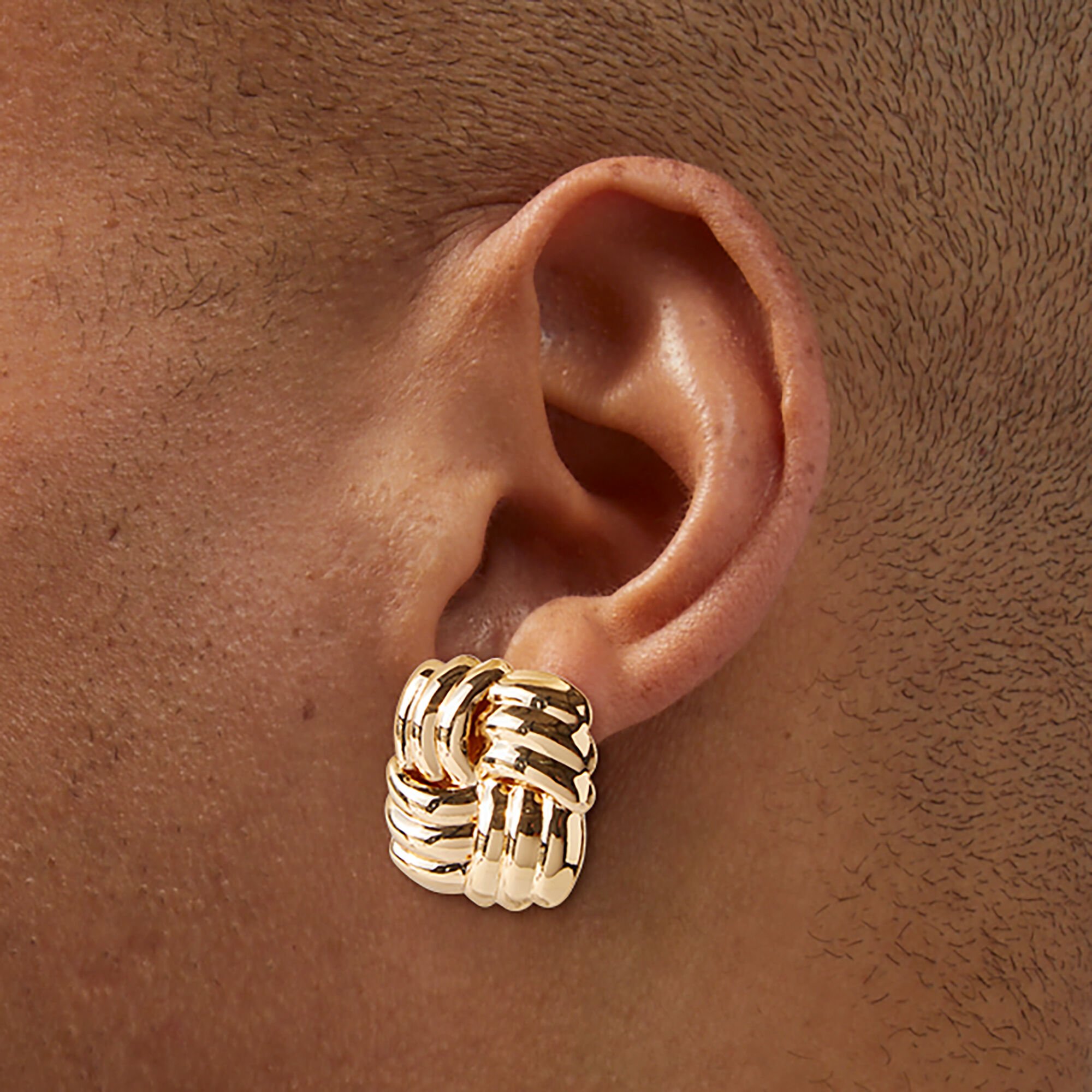 Clous d'oreilles carrés tissés couleur dorée,