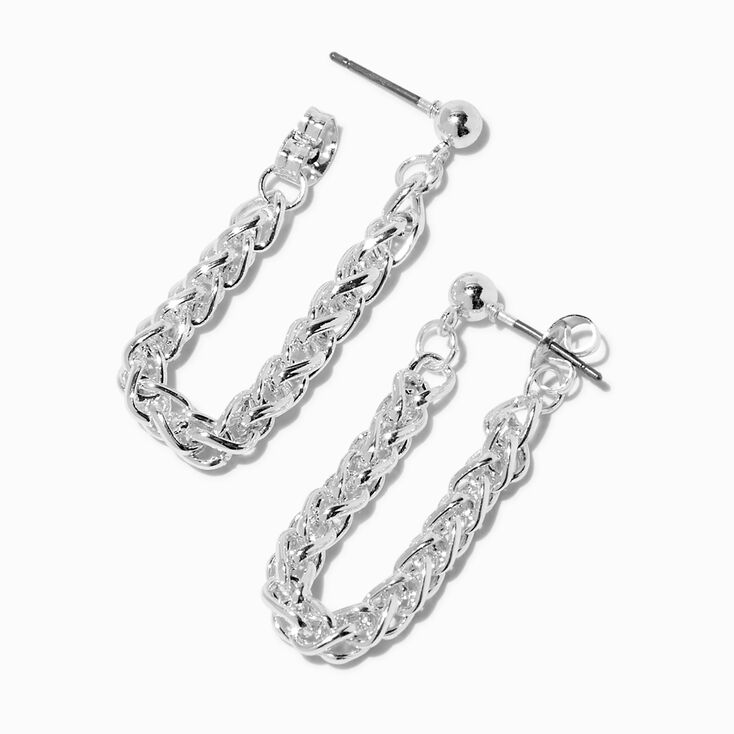 Boucles d&rsquo;oreilles reli&eacute;es par une cha&icirc;ne maillons gourmette couleur argent&eacute;e,