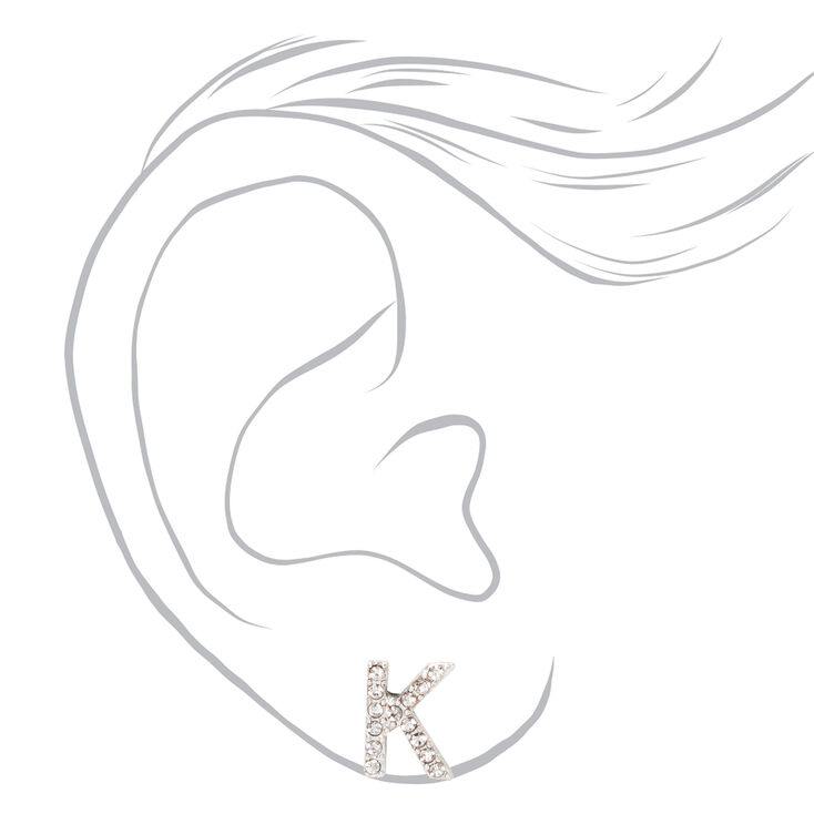 Clous d&#39;oreilles &agrave; initiale strass couleur argent&eacute;e - K,