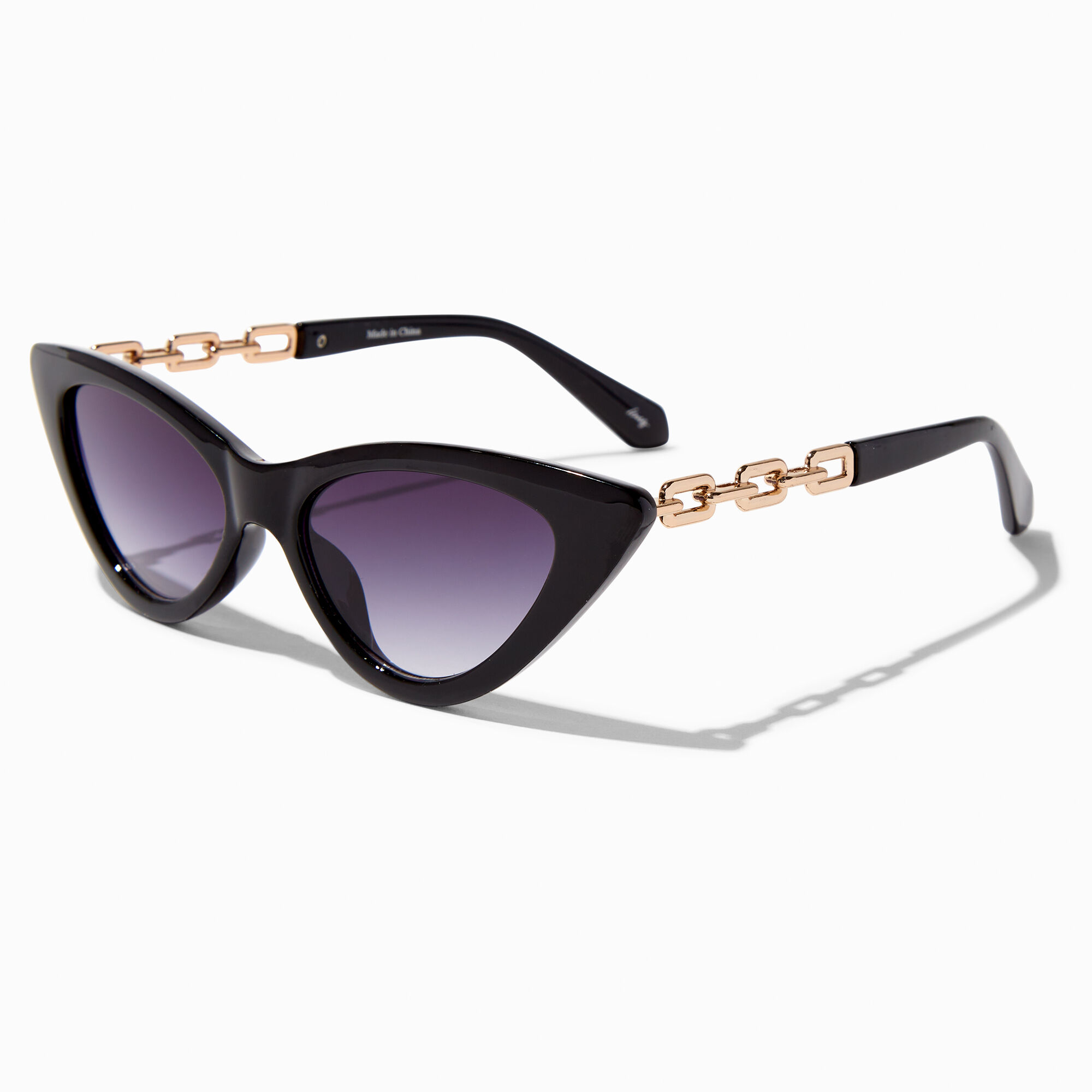 Lunettes de soleil avec branche en maillons de chaine couleur doree il de chat noires a monture epaisse