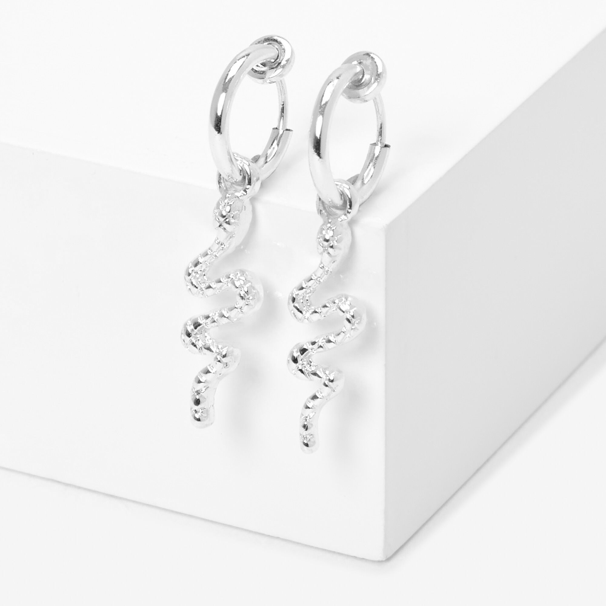 Créoles avec pendant 2,5 cm à clip serpent couleur argentée,