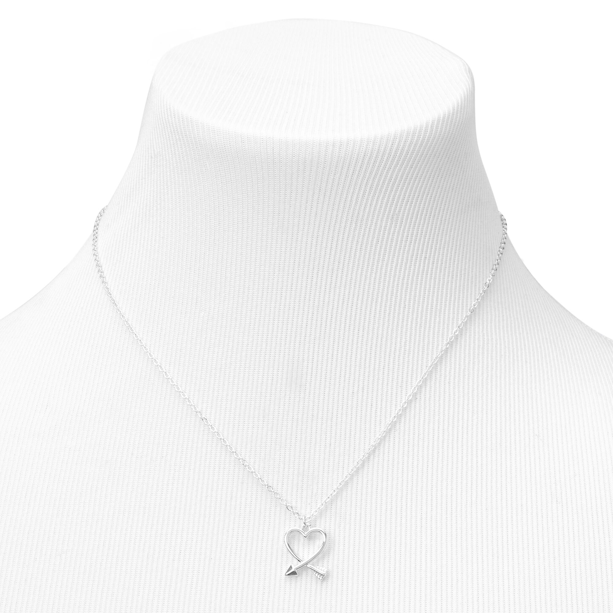 Collier à pendentif flèche en forme de cœur couleur argentée,