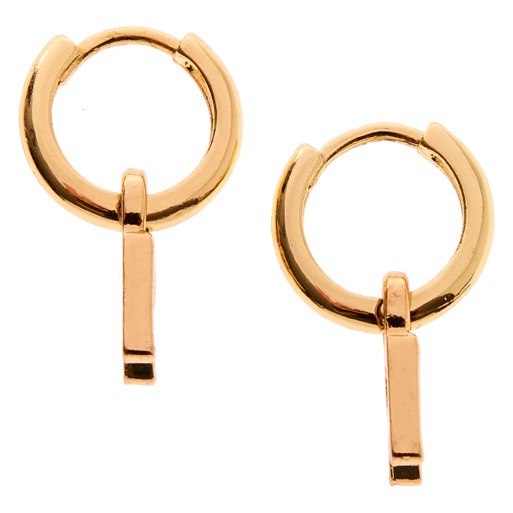 Boucles d'oreilles huggies à initiale 10 mm couleur dorée - R,