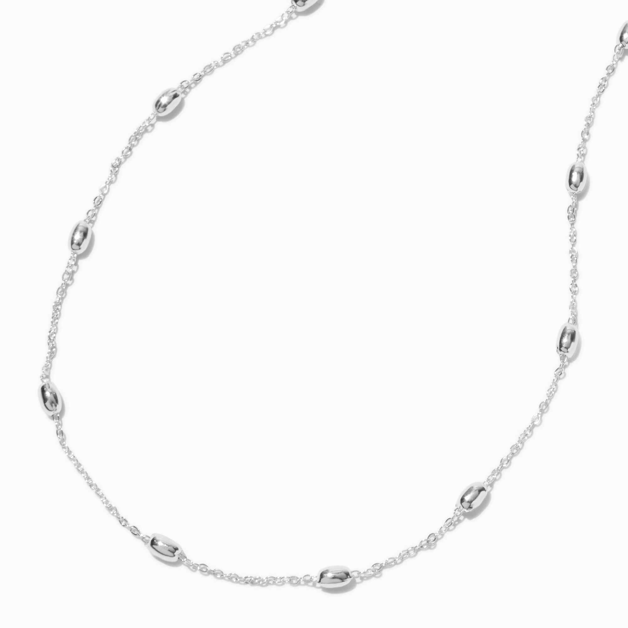 Collier perlé avec billes ovales couleur argentée,