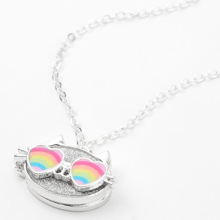 Collier &agrave; pendentif avec m&eacute;daillon Cam la chatte couleur argent&eacute;e,