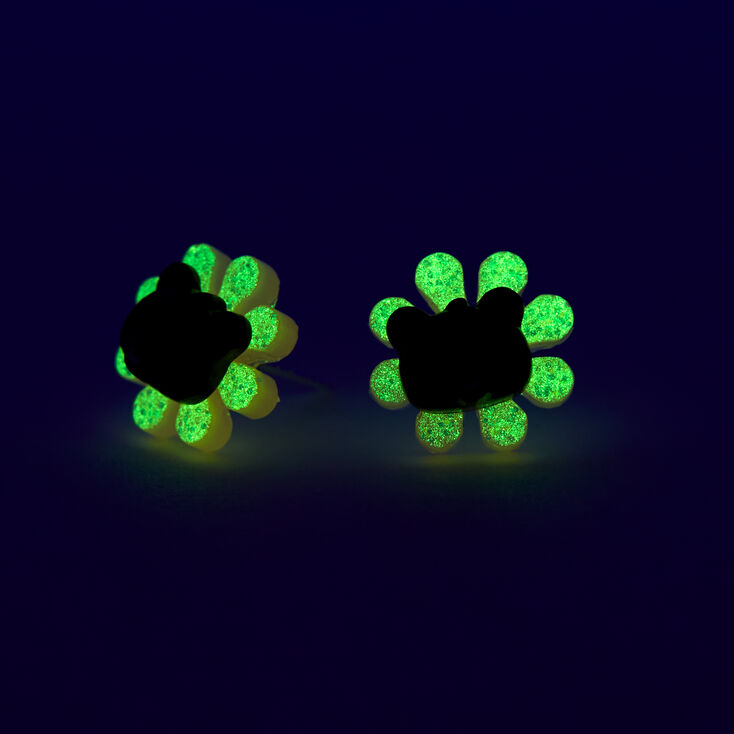 Clous d&#39;oreilles ours fleur rose phosphorescents avec tige couleur argent&eacute;e C LUXE by Claire&#39;s,