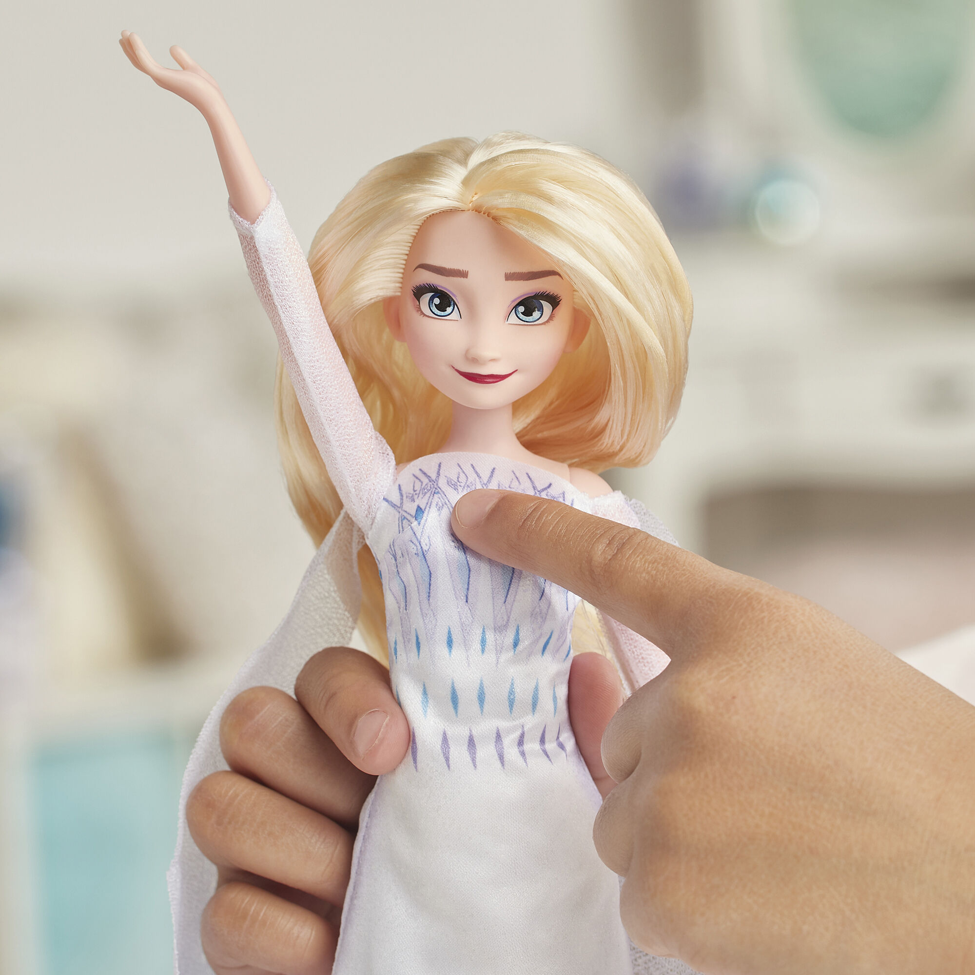 ©Disney Frozen 2 Musical Adventure Elsa Singing Doll – Blue,