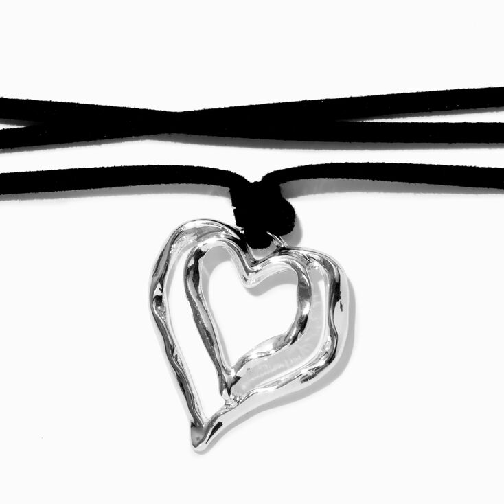 Collier enveloppant cordon c&oelig;ur style m&eacute;tal fondu couleur argent&eacute;e,