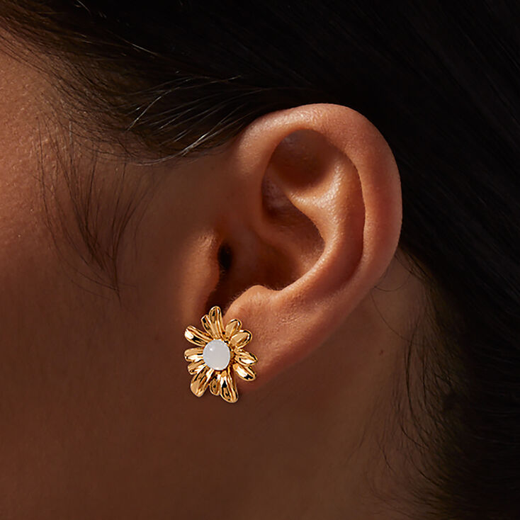 Clous d&#39;oreilles marguerite couleur dor&eacute;e,