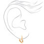 Boucles d&#39;oreilles huggies tubulaires en forme de c&oelig;ur 15&nbsp;mm&nbsp;couleur dor&eacute;e,