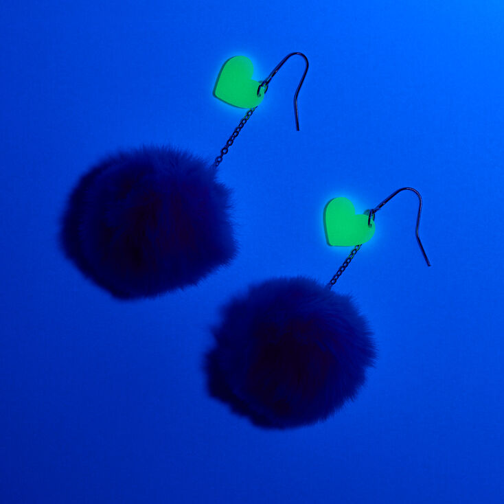 Pendantes 8&nbsp;cm roses avec pompons et c&oelig;urs phosphorescents,