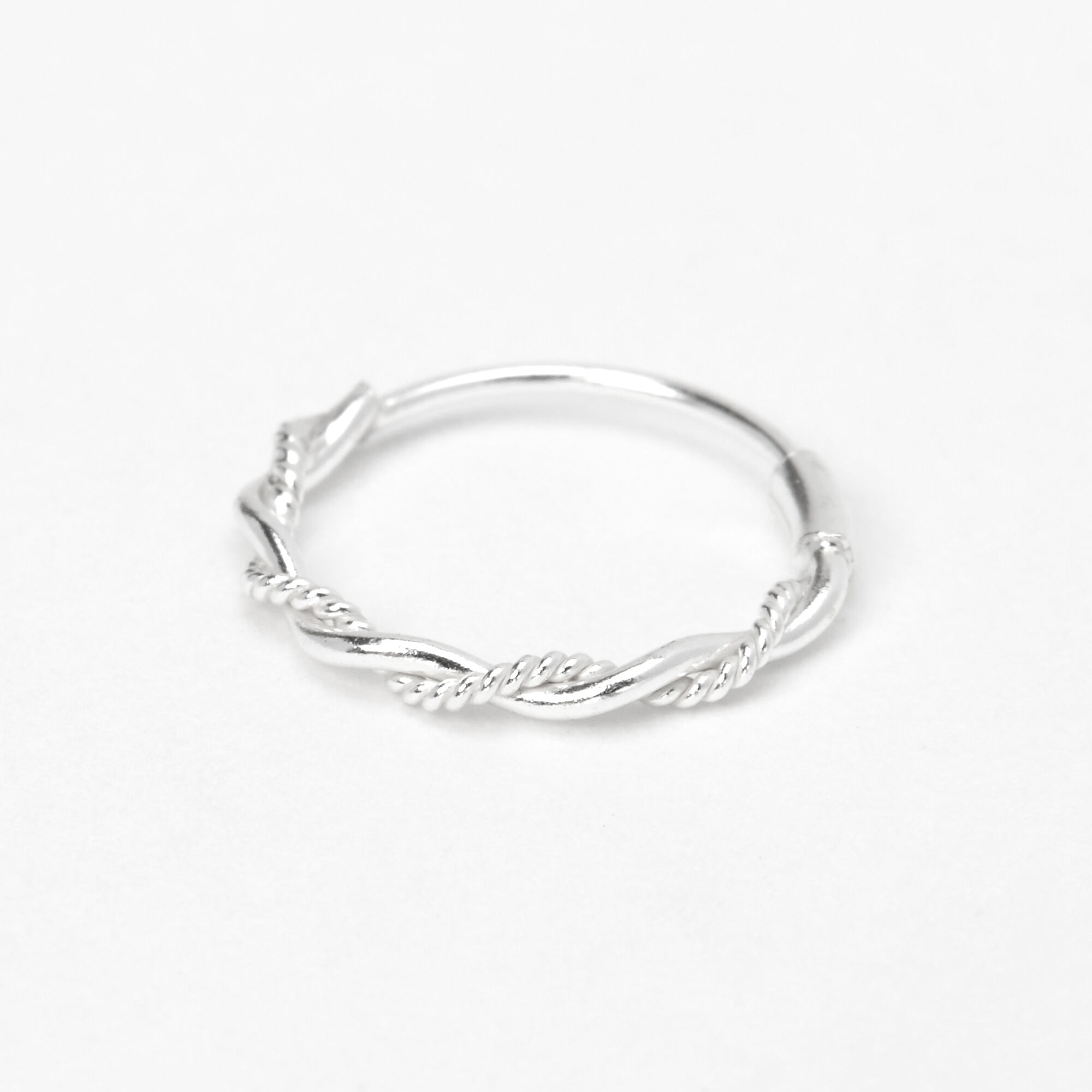 Anneau pour piercing de nez torsadé tressé 0,6 mm couleur argentée,