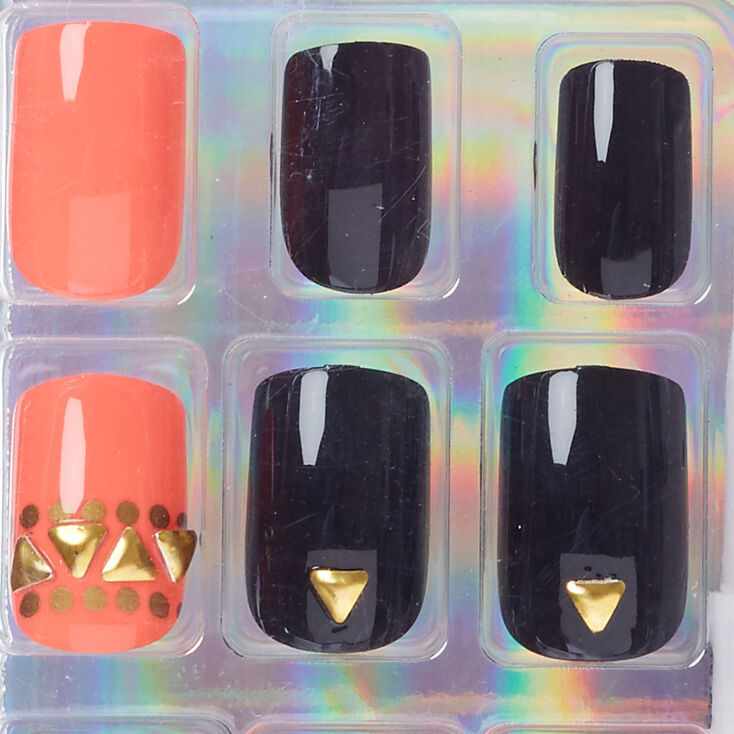 Faux ongles carr&eacute;s noirs et corail avec clous dor&eacute;s,