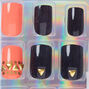 Faux ongles carr&eacute;s noirs et corail avec clous dor&eacute;s,