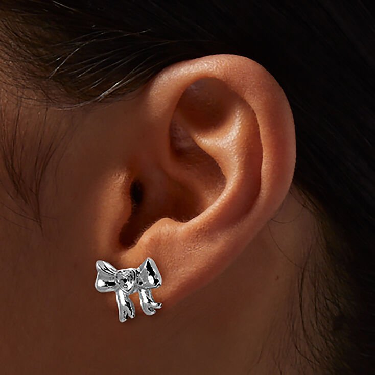 Clous d&#39;oreilles n&oelig;ud c&oelig;ur strass couleur argent&eacute;e,