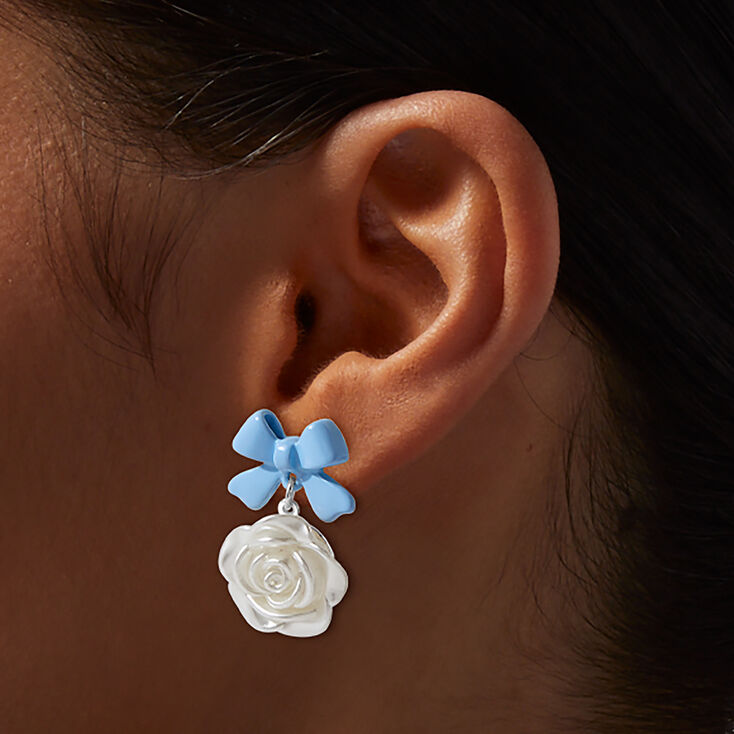 Pendantes rose sculpt&eacute;e blanche n&oelig;ud bleu,