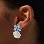Pendantes rose sculpt&eacute;e blanche n&oelig;ud bleu,