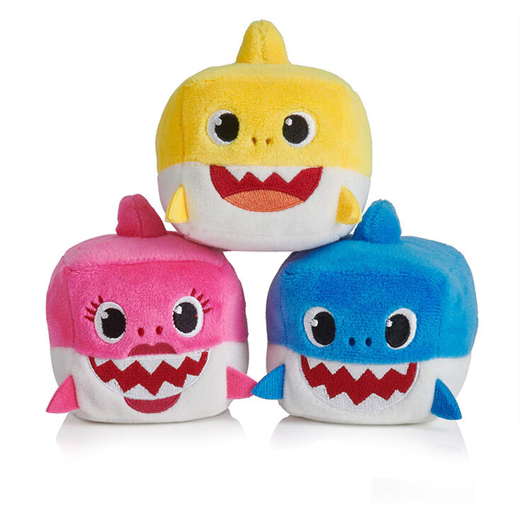 Claire's Cube en peluche bébé requin de Pinkfong – les styles peuvent varier