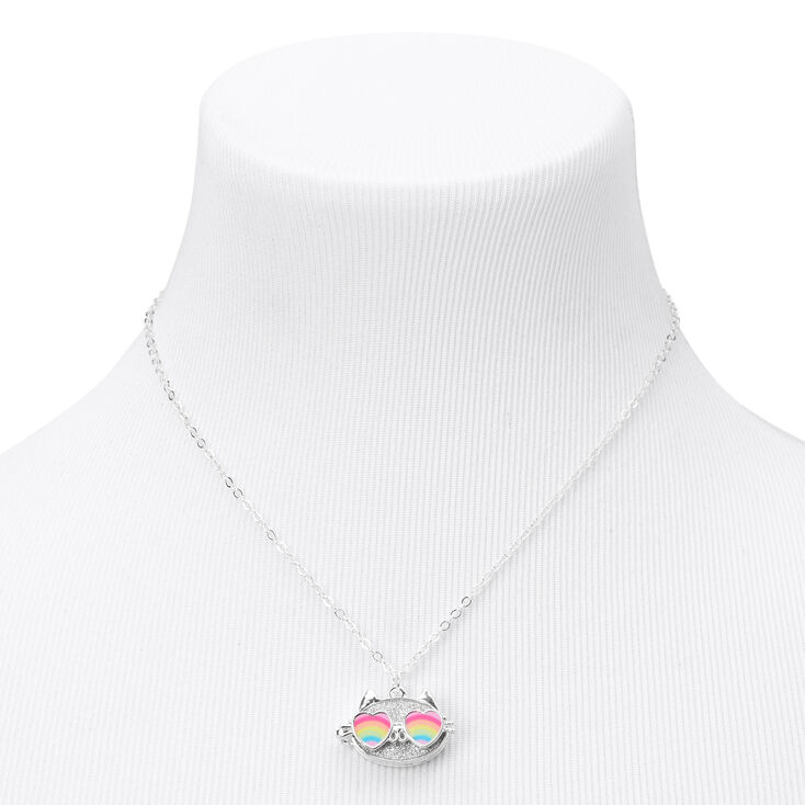 Collier &agrave; pendentif avec m&eacute;daillon Cam la chatte couleur argent&eacute;e,