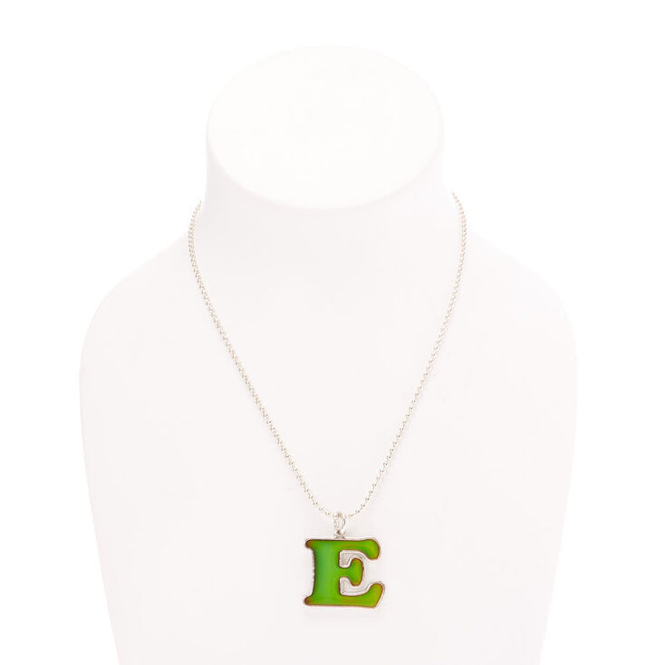 Collier d&#39;humeur &agrave; pendentif initiale &laquo;&nbsp;E&nbsp;&raquo;,
