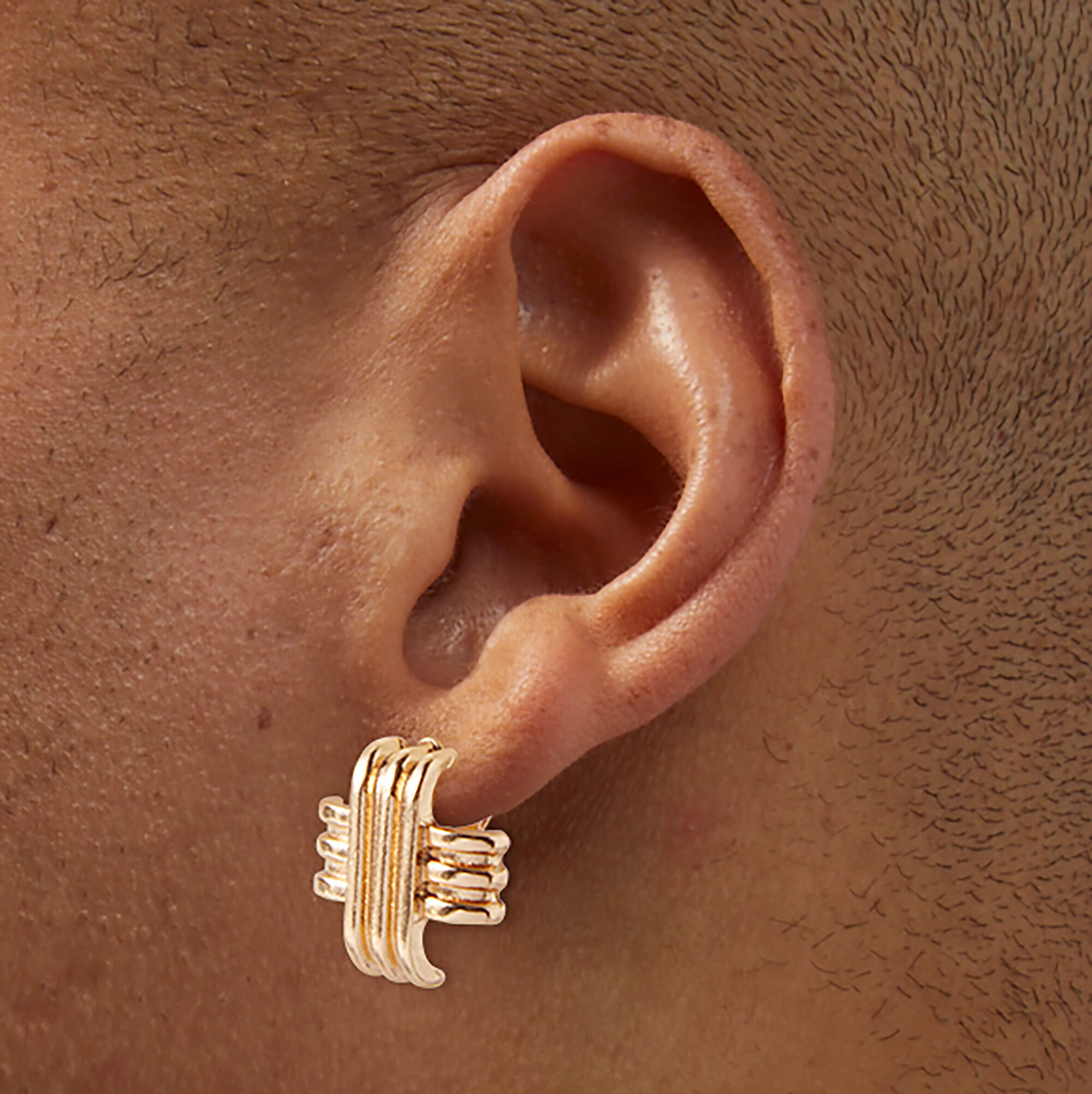 Clous d’oreilles à clip croisillons couleur dorée,