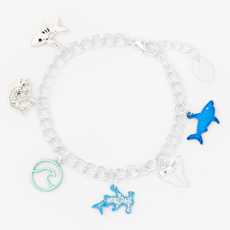 Bracelet &agrave; breloques requins d&eacute;cor&eacute;es,