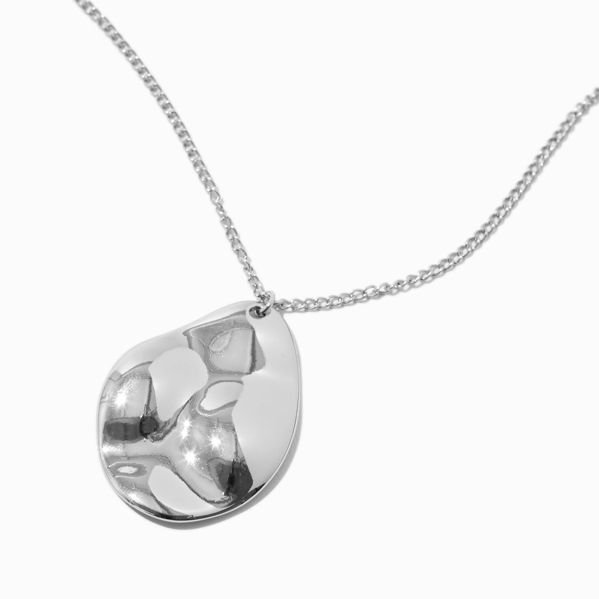 Collier long à pendentif ovale texturé couleur argentée,