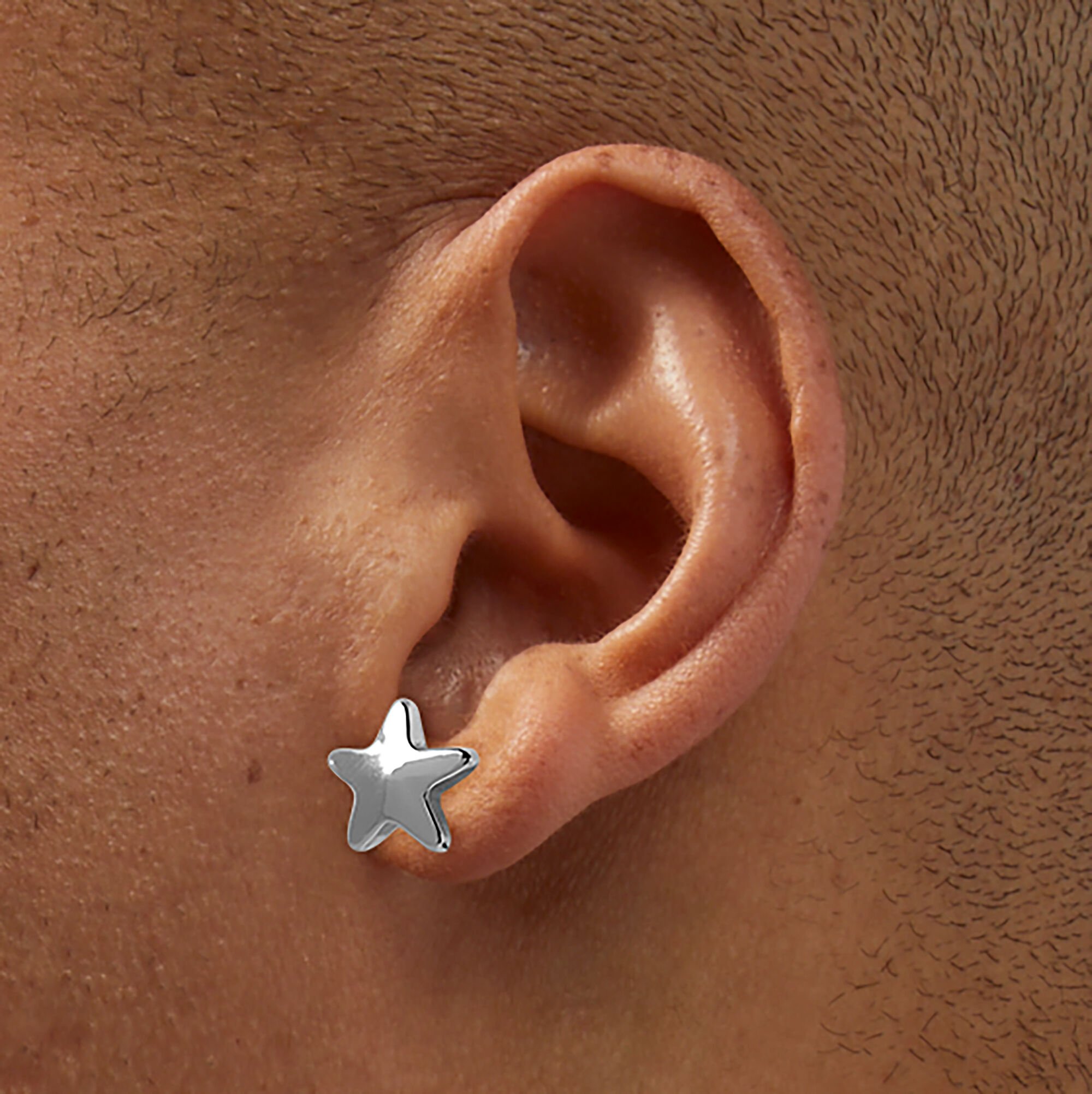 Clous d’oreilles étoile couleur argentée,