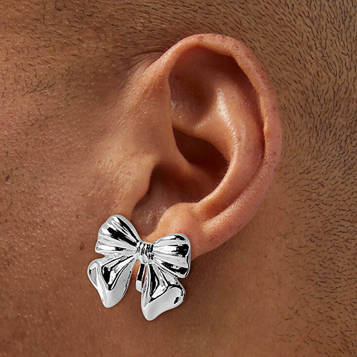 Clous d&#39;oreilles n&oelig;uds couleur argent&eacute;e,