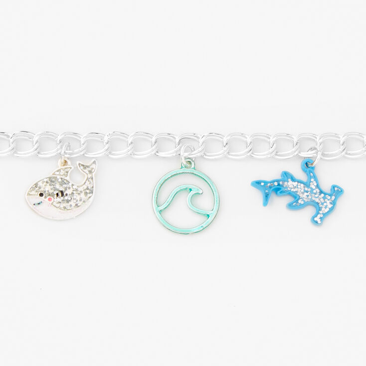 Bracelet &agrave; breloques requins d&eacute;cor&eacute;es,