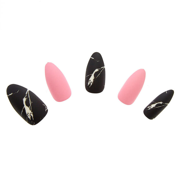 Faux ongles stiletto noirs et roses effet marbr&eacute;,